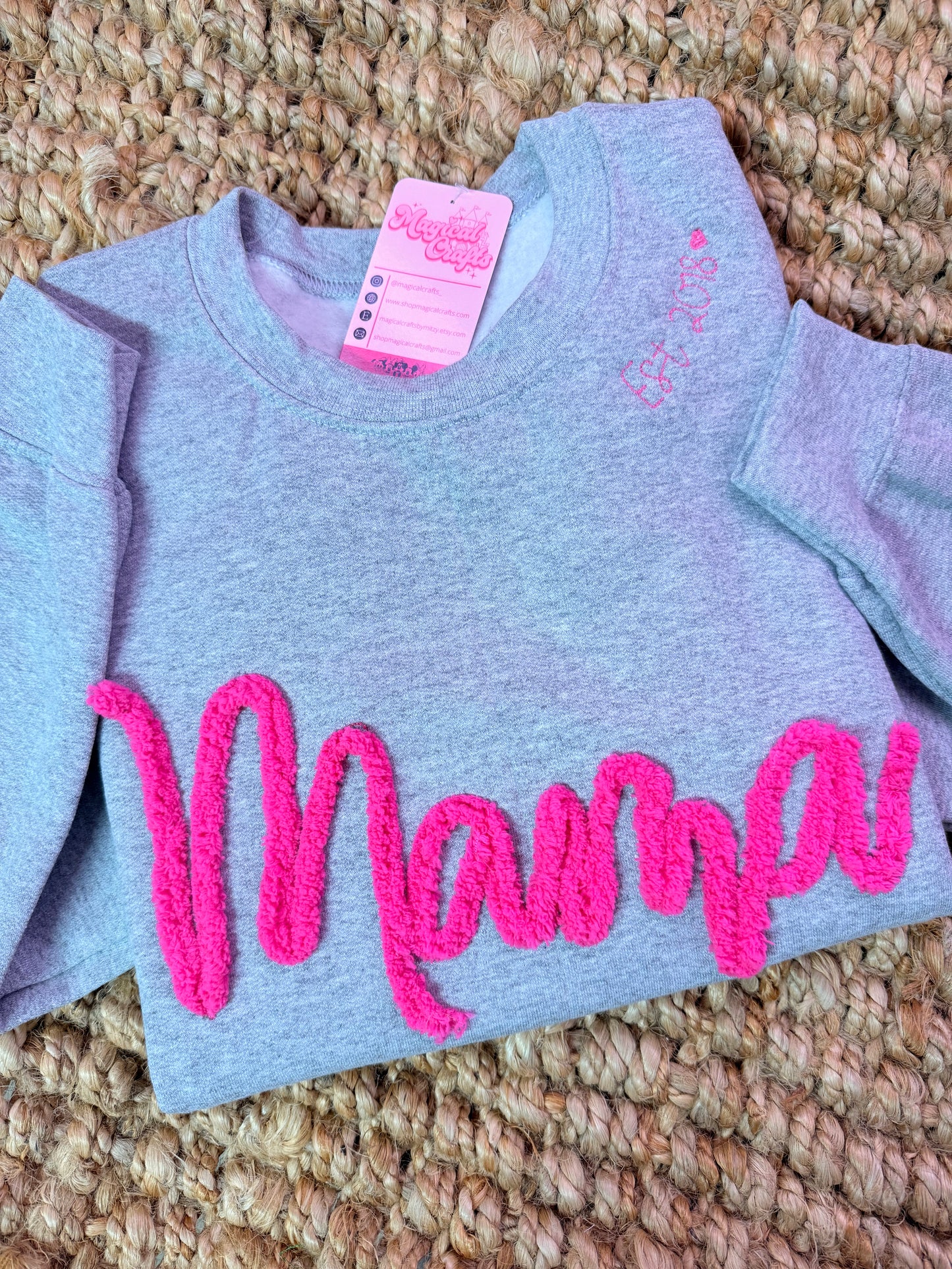 Mama Yarn Embroidered sweatshirt with Neckline Date